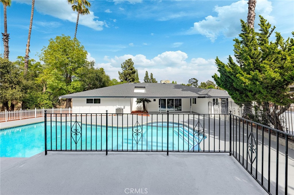3300 E Whitebirch