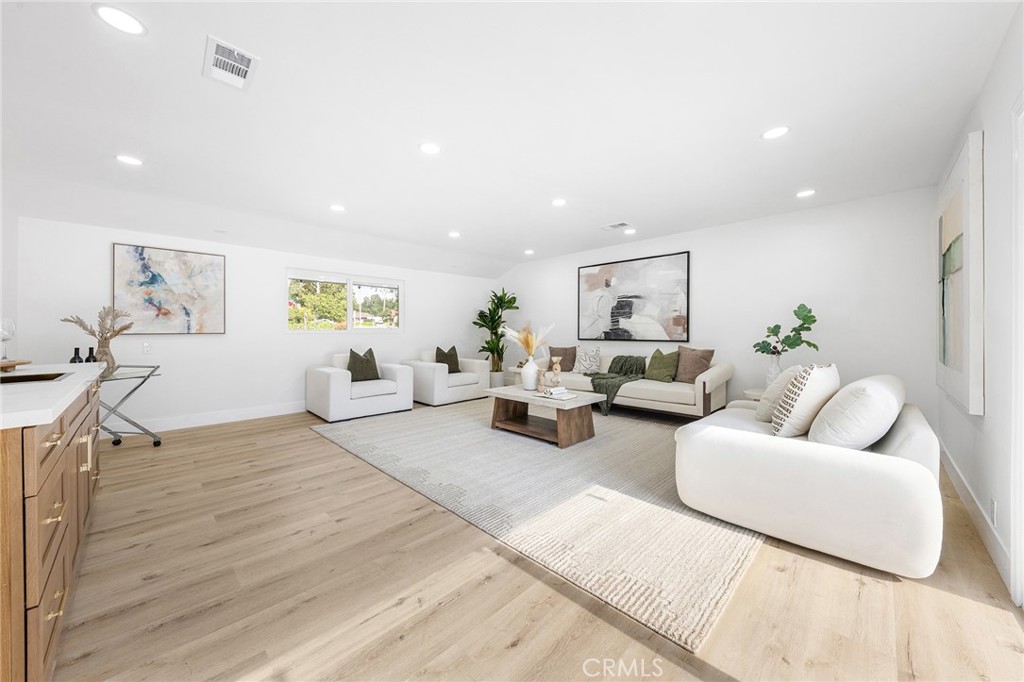3300 E Whitebirch