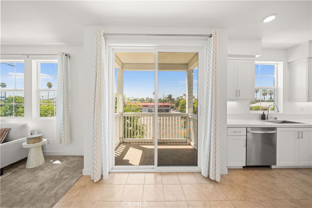 155 W LA PALMA Avenue 2