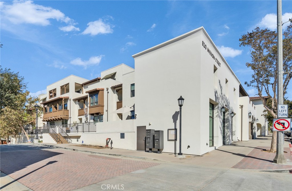 820 Mission