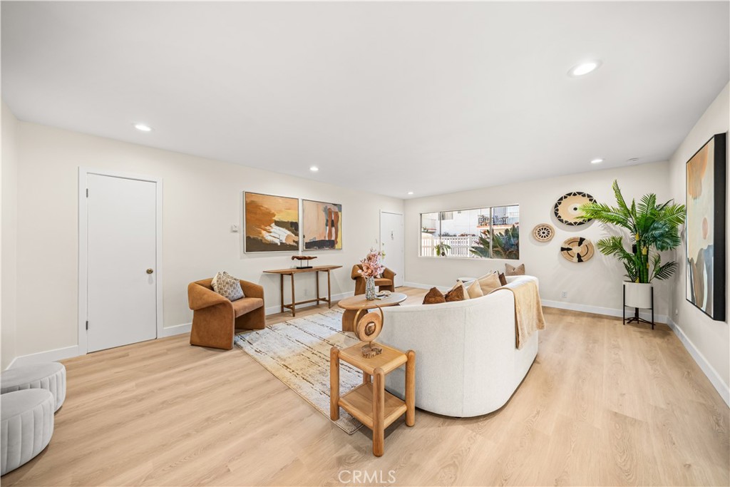 127 N Eucalyptus Avenue 4