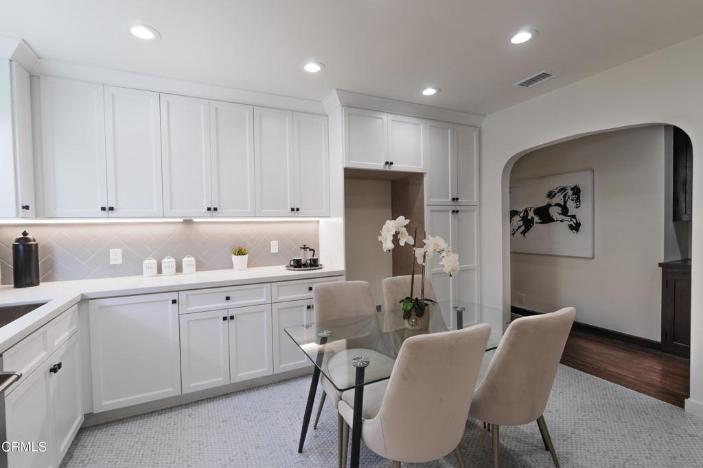 1181 N Hudson Avenue