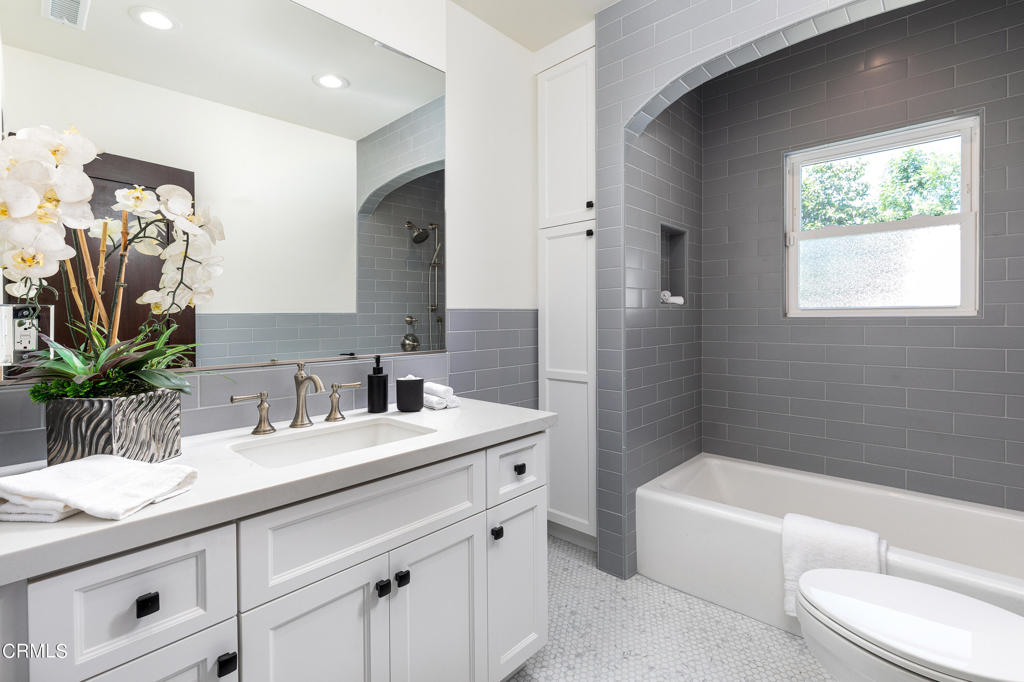 1181 N Hudson Avenue