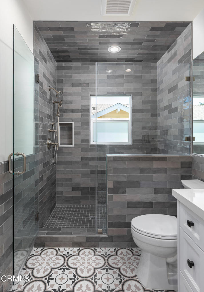 1181 N Hudson Avenue