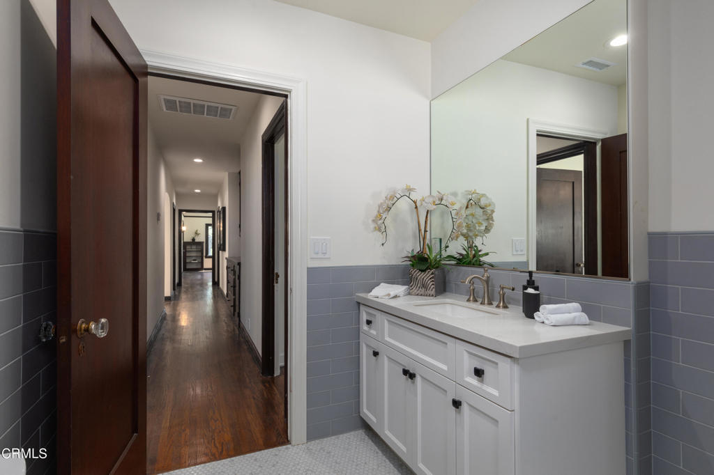 1181 N Hudson Avenue