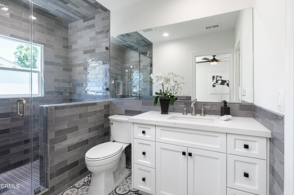 1181 N Hudson Avenue