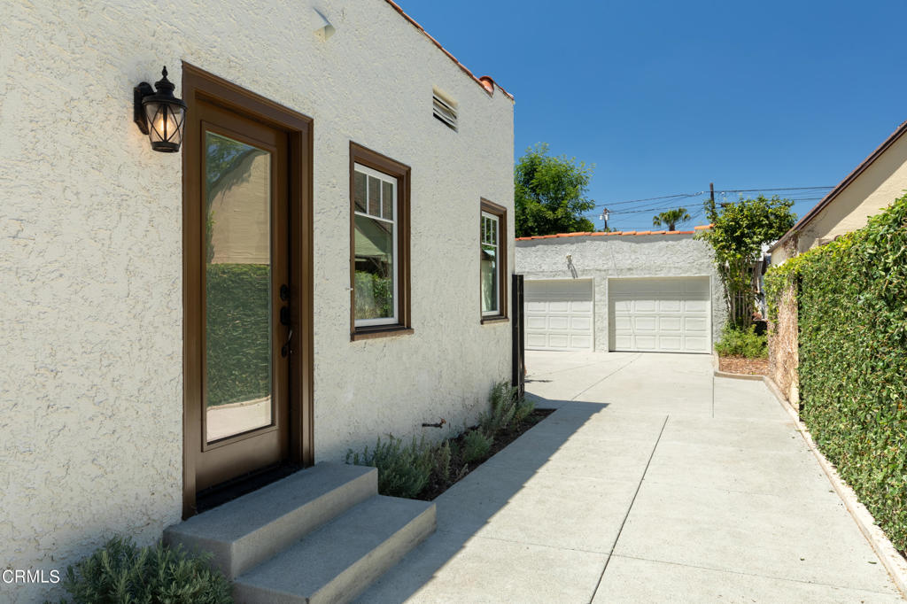 1181 N Hudson Avenue