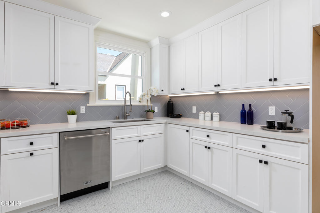 1181 N Hudson Avenue