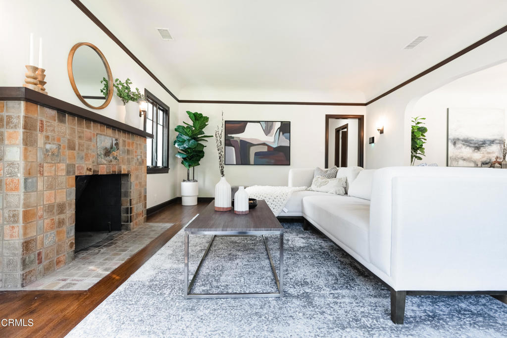 1181 N Hudson Avenue