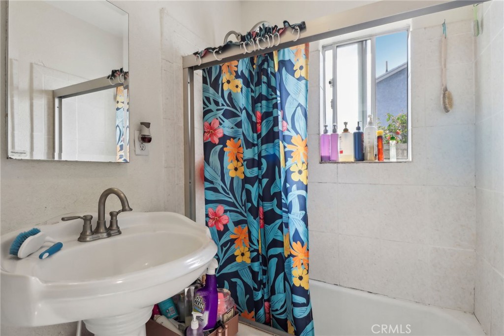 1735 W Roseway Street