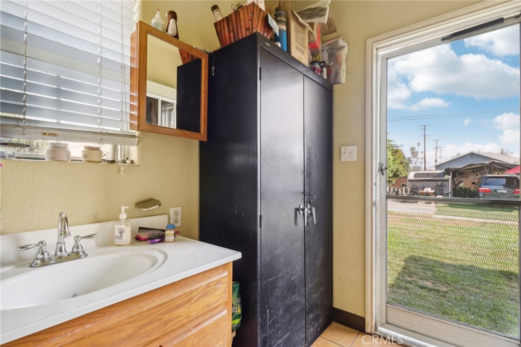 1735 W Roseway Street