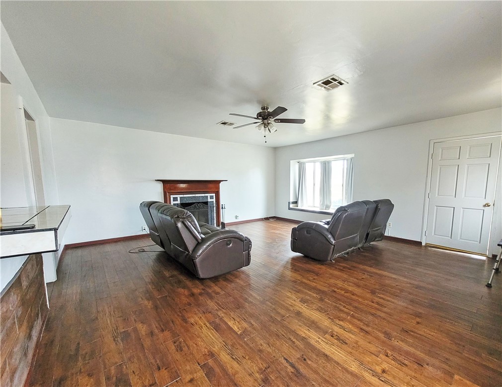 1530 W Grand Avenue