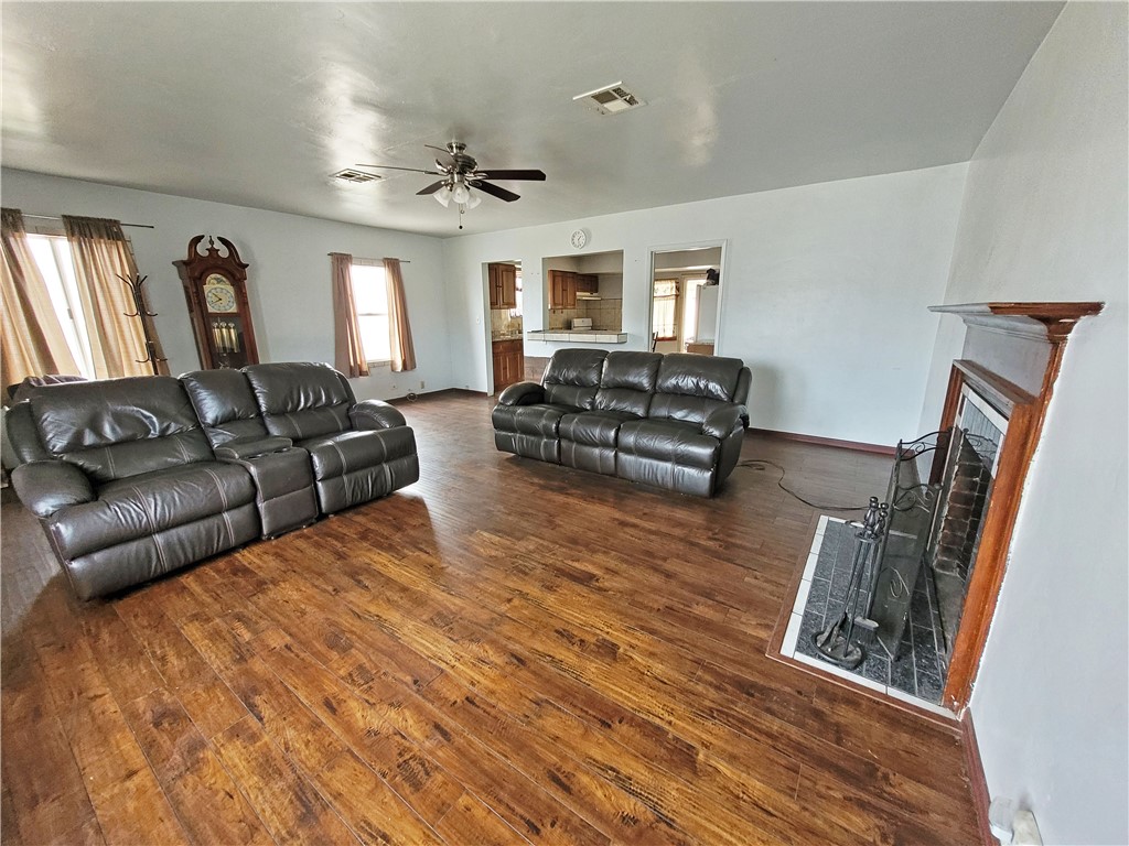 1530 W Grand Avenue