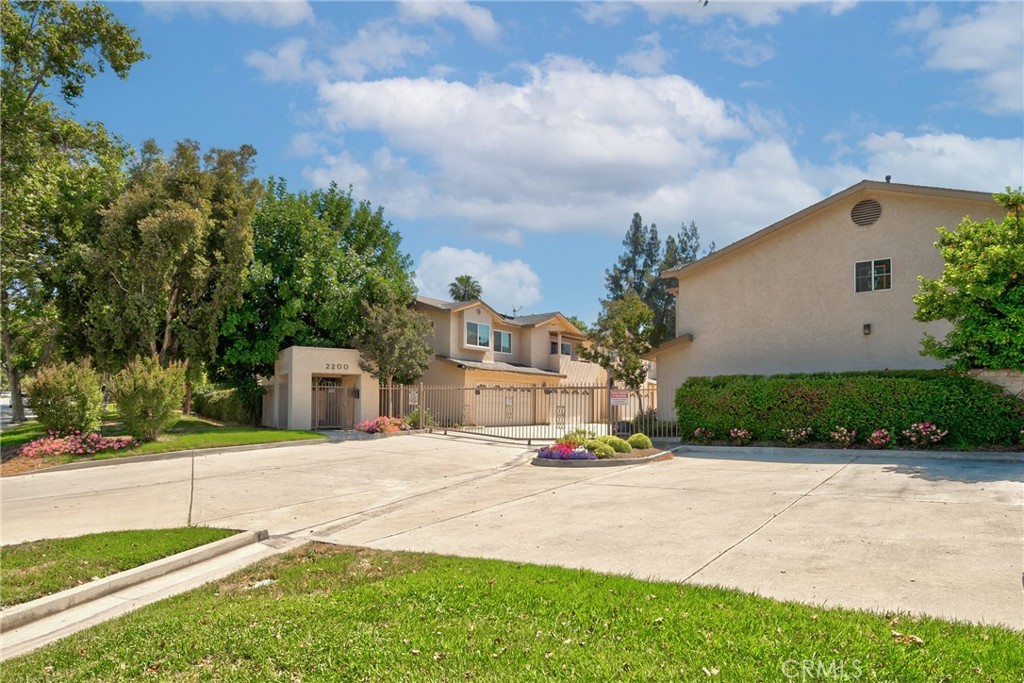 2260 N Towne Avenue 4
