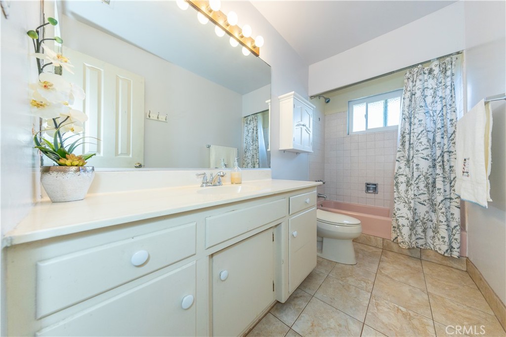 1026 N Mountain View Place