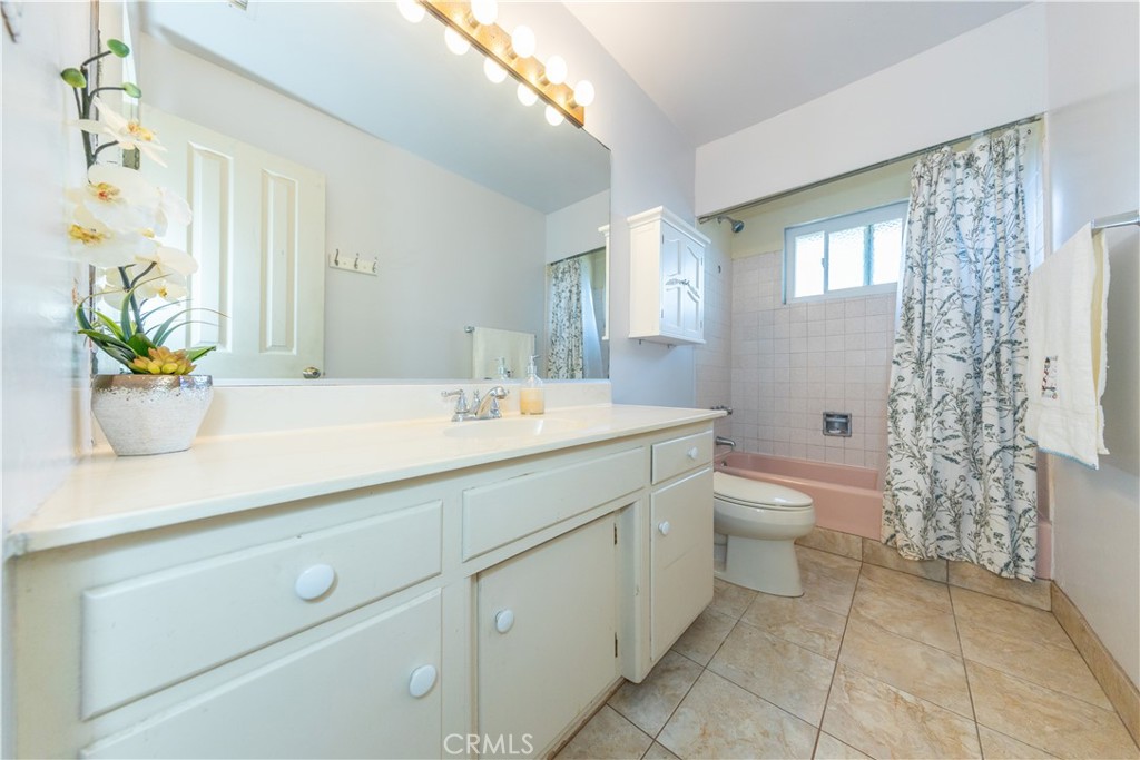 1026 N Mountain View Place