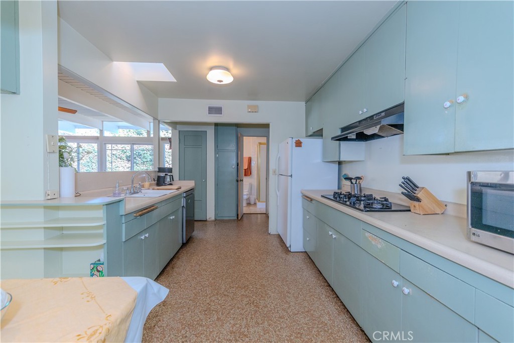 1026 N Mountain View Place