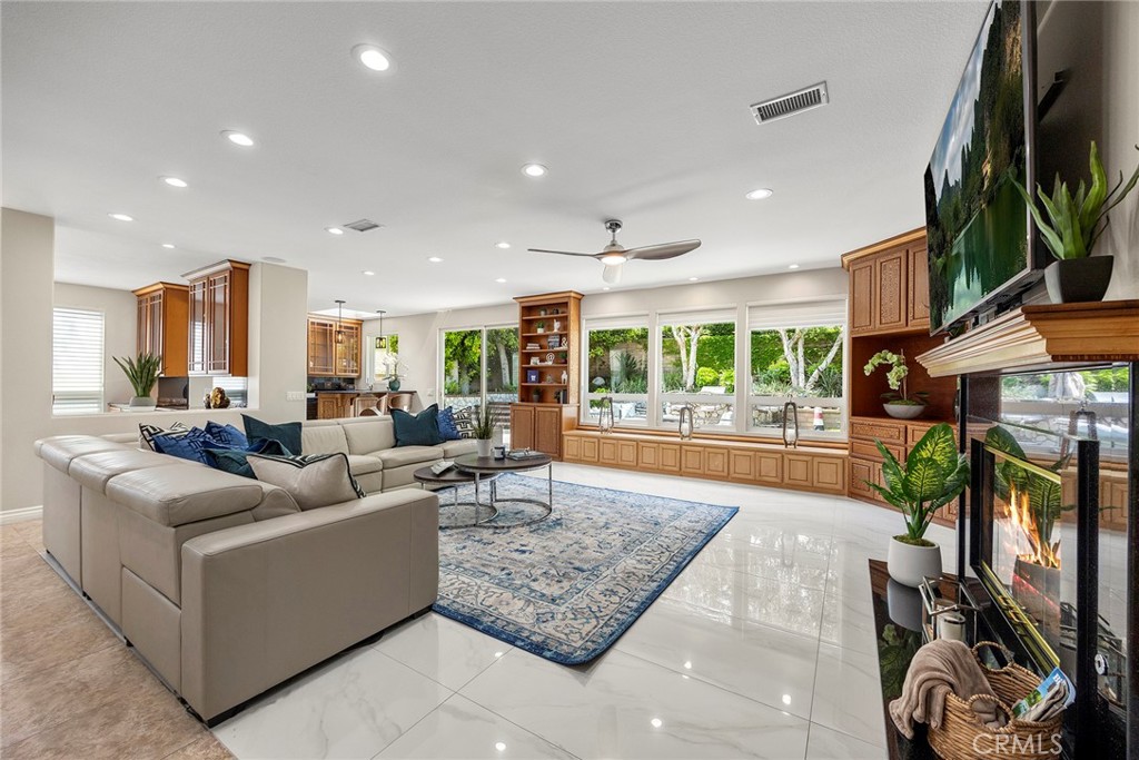 5210 Avenida De Kristine