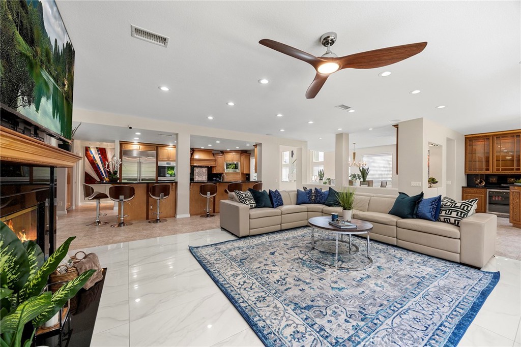 5210 Avenida De Kristine