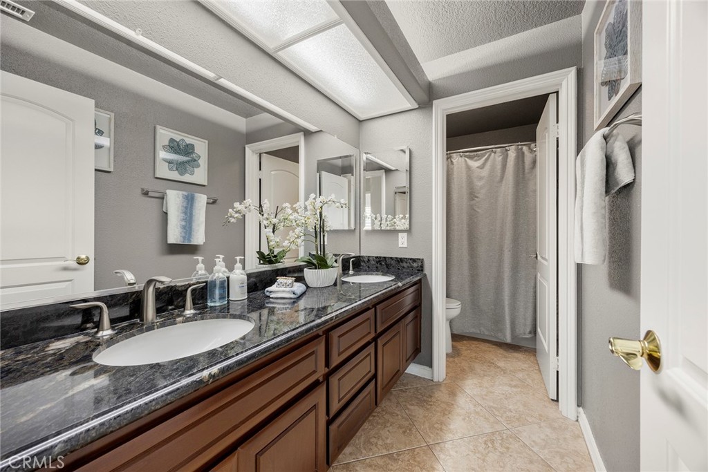 5210 Avenida De Kristine