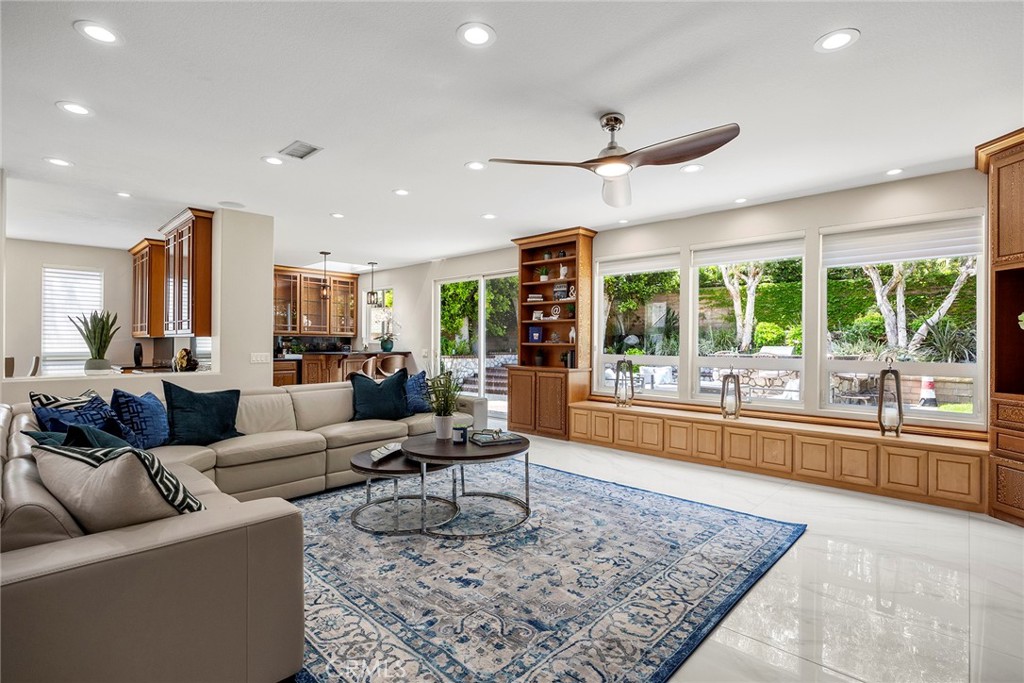5210 Avenida De Kristine