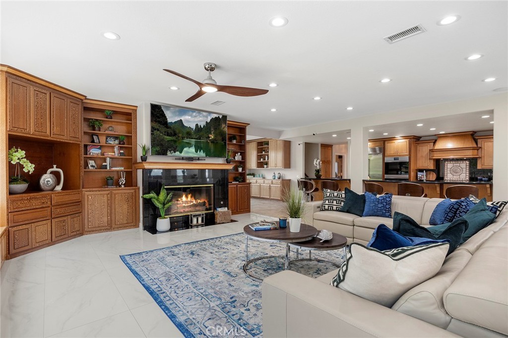 5210 Avenida De Kristine