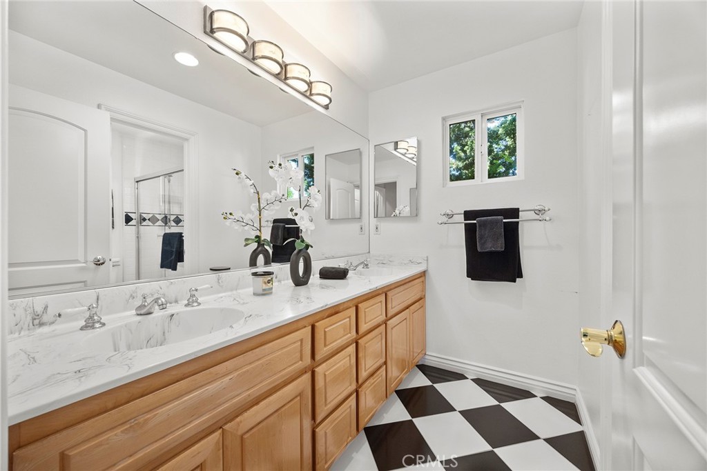 5210 Avenida De Kristine