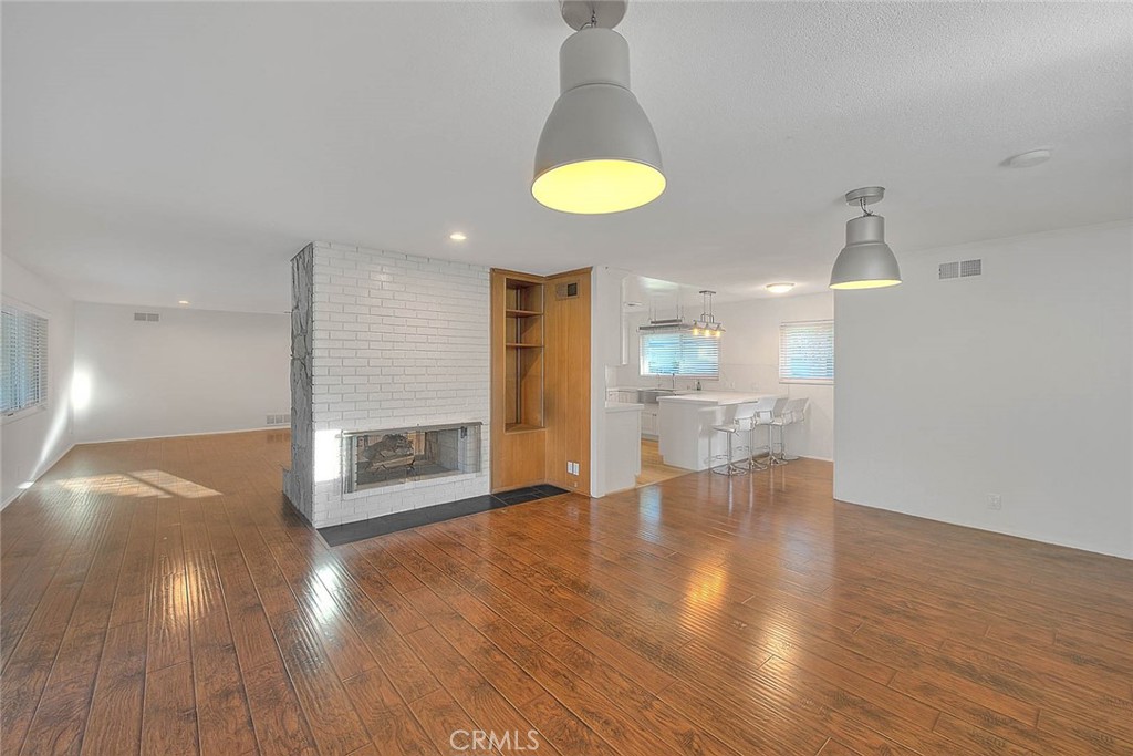 739 E Navilla