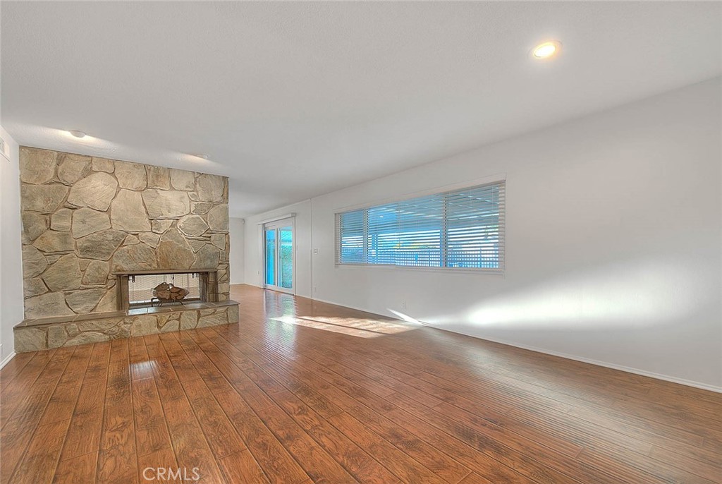739 E Navilla
