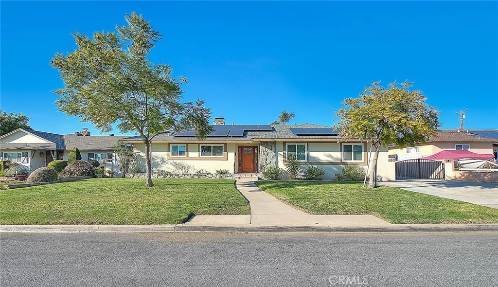 739 E Navilla