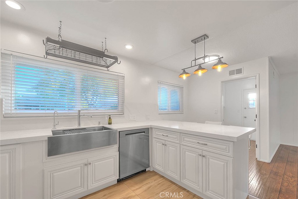 739 E Navilla
