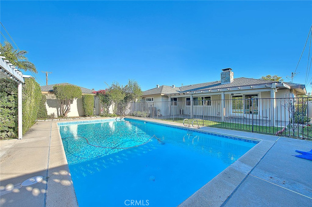 739 E Navilla