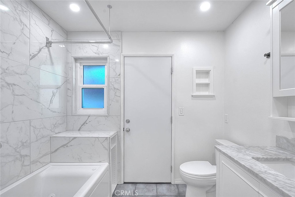 739 E Navilla