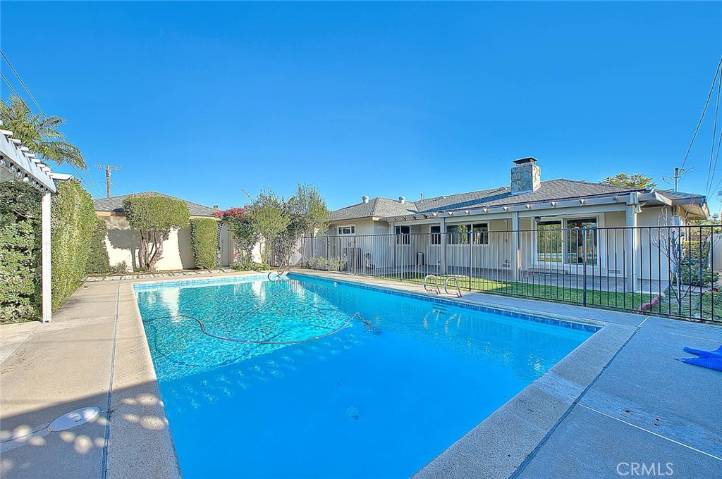 739 E Navilla