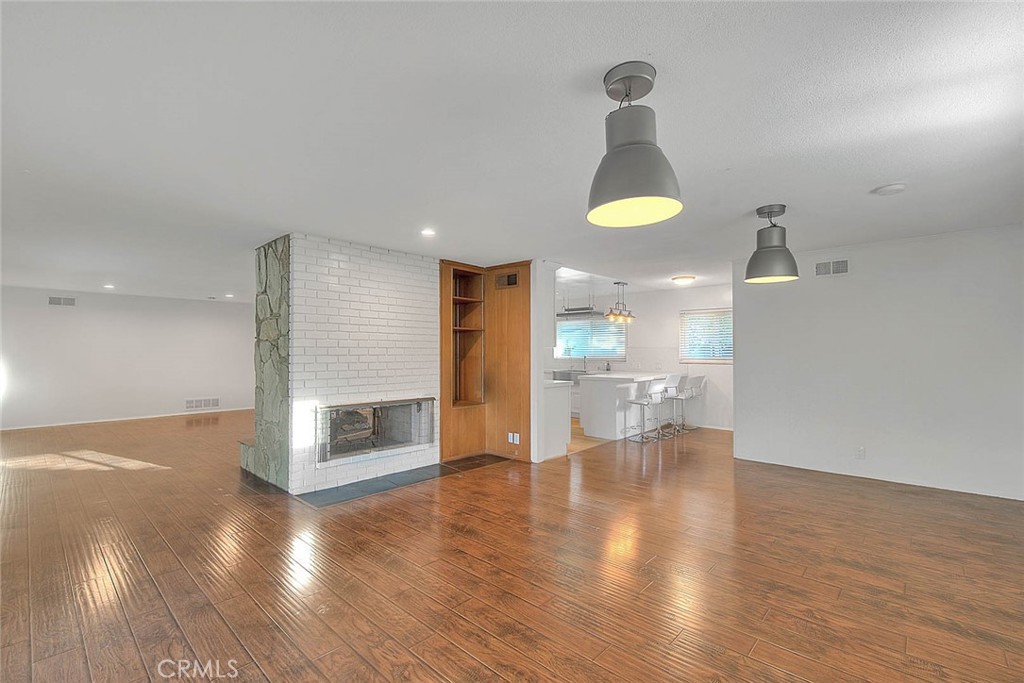 739 E Navilla