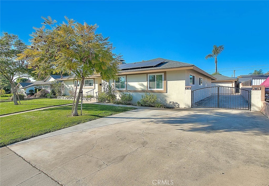 739 E Navilla