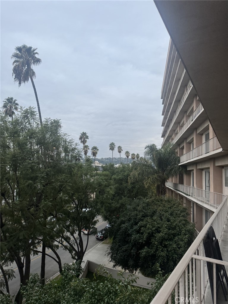 100 S Doheny Drive 402