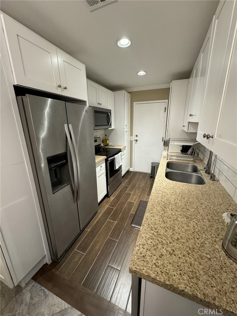 100 S Doheny Drive 402