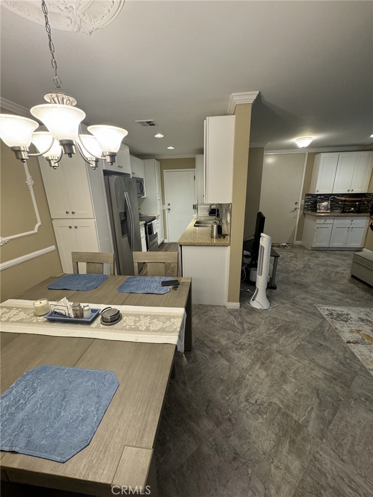 100 S Doheny Drive 402