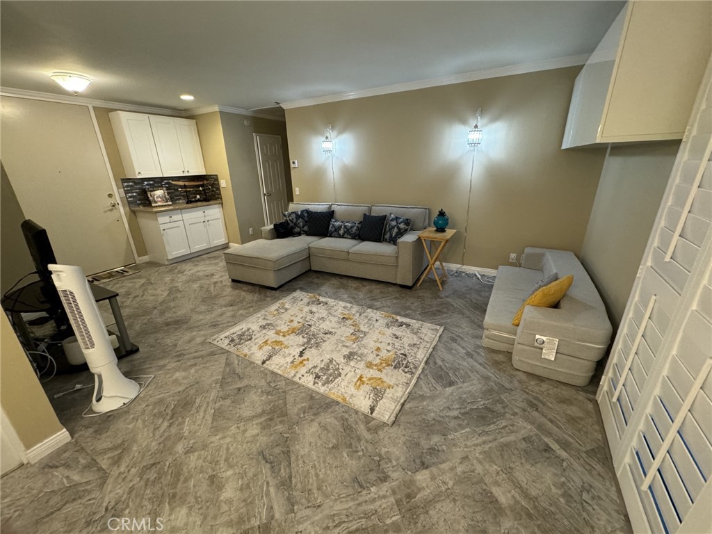 100 S Doheny Drive 402