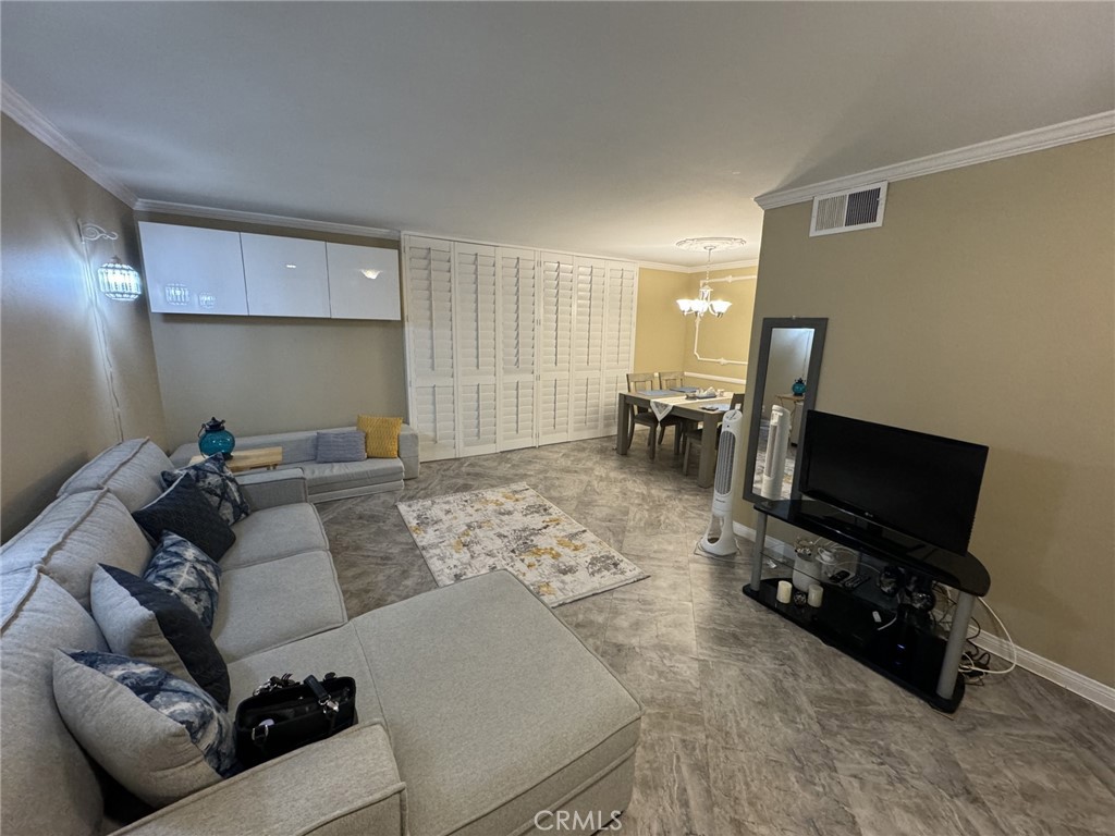 100 S Doheny Drive 402