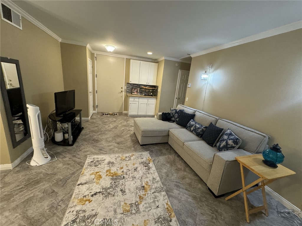 100 S Doheny Drive 402