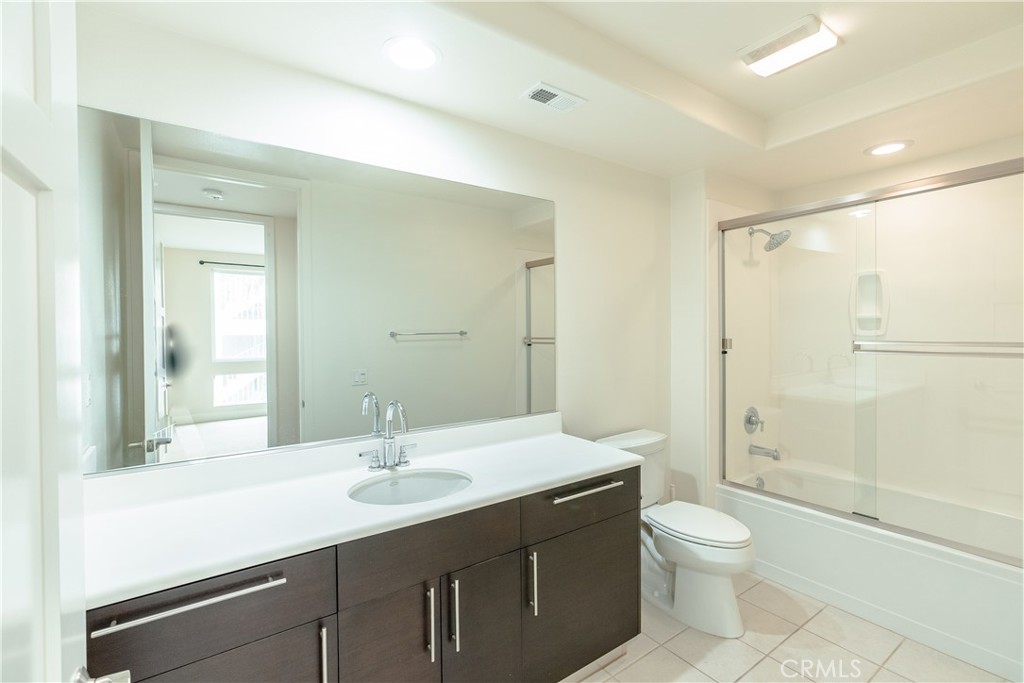 10609 Bloomfield Street 204