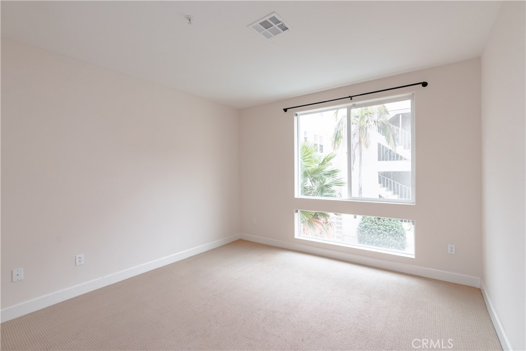 10609 Bloomfield Street 204