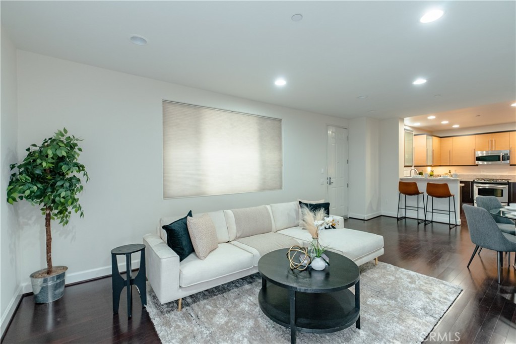 10609 Bloomfield Street 204