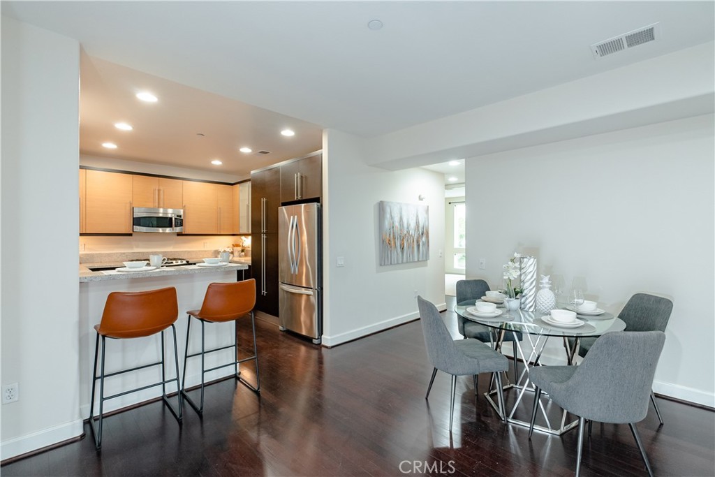 10609 Bloomfield Street 204