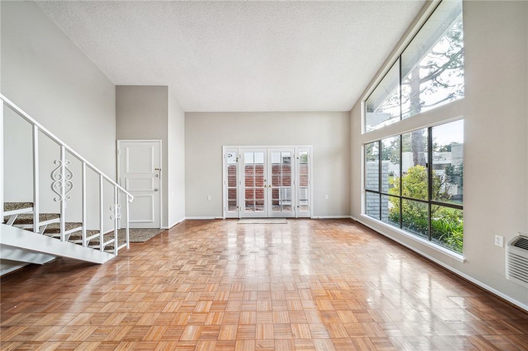 2037 Via Mariposa East C