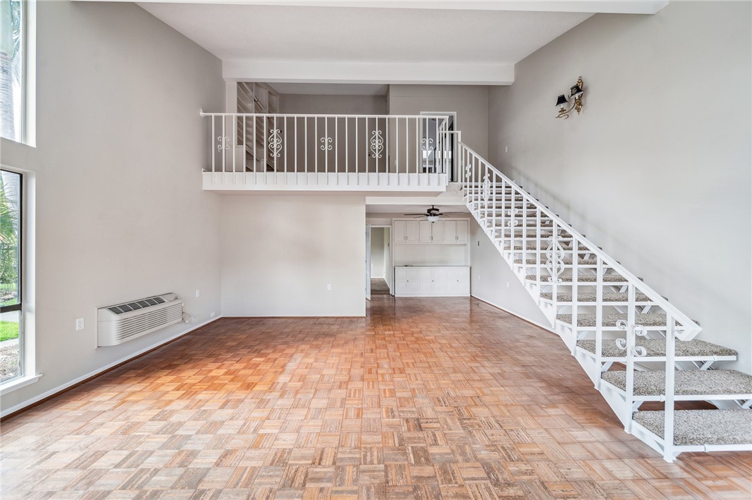 2037 Via Mariposa East C