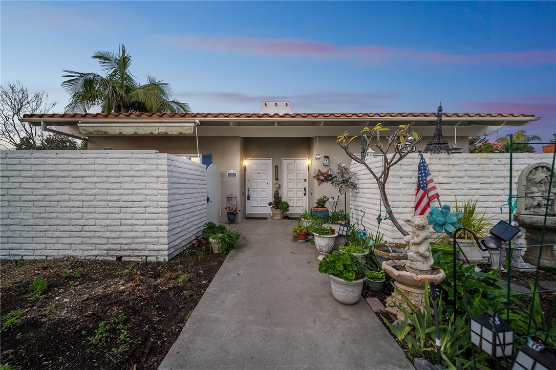 2037 Via Mariposa East C