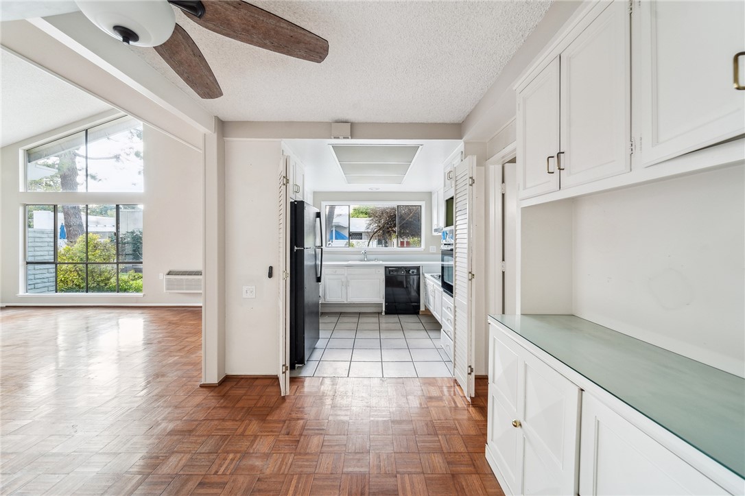 2037 Via Mariposa East C